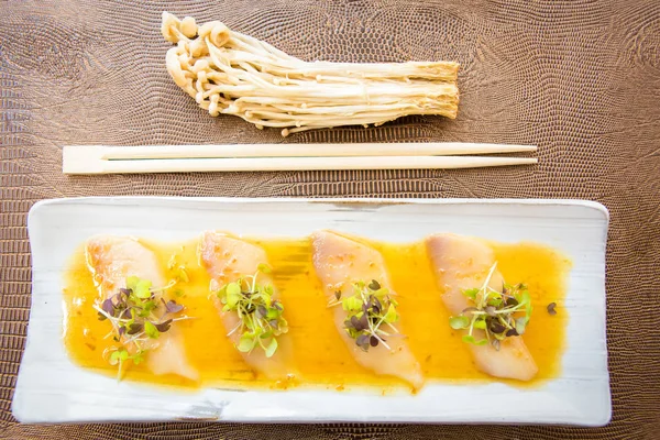 Otlu ve soslu beyaz ton balığı parçaları. — Stok fotoğraf