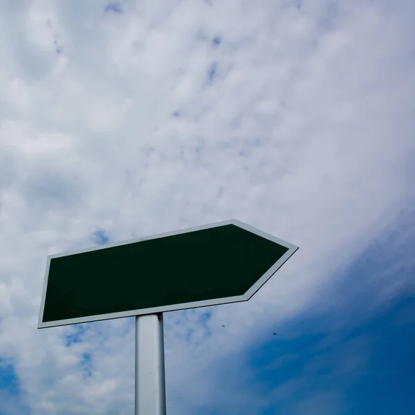 Señalización en blanco sobre el cielo azul —  Fotos de Stock