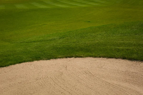 Campo de golfe verde na hora de verão — Fotografia de Stock