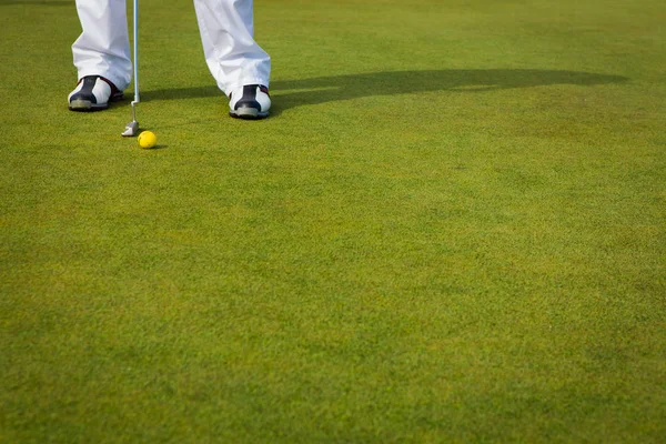 A jogar golfe. Clube de golfe e bola. Preparação para disparar — Fotografia de Stock