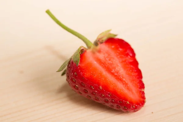 Fresh, juicy strawberries on a wood table. — Stock Photo, Image