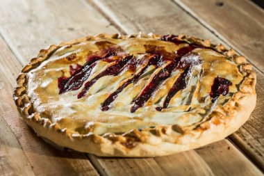 Berry pie yaban mersini yakın masada bir plaka üzerinde çekim ile. Yatay