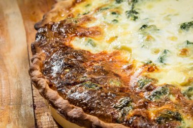Kiş - etli börek tavuk, brokoli ve peynir ile