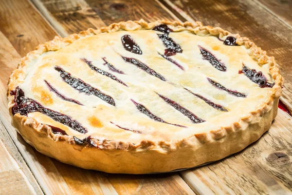Zelfgemaakte organische berry pie met bosbessen en braambessen — Stockfoto