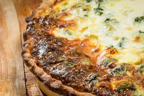 Quiche - lihapiirakka kanan, parsakaalin ja juuston kanssa — kuvapankkivalokuva