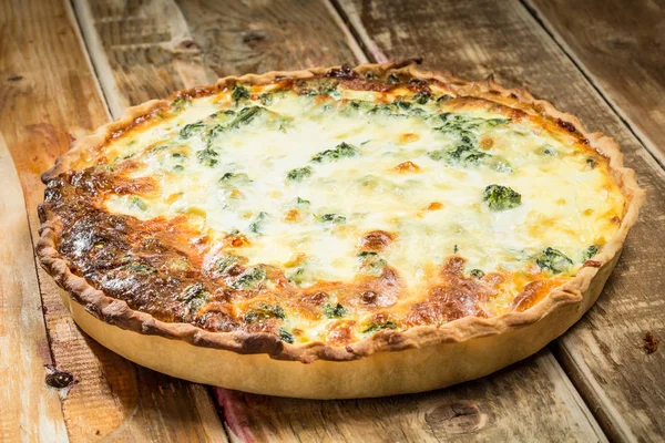 Quiche - meat pie with chicken, broccoli and cheese — Stock Photo, Image