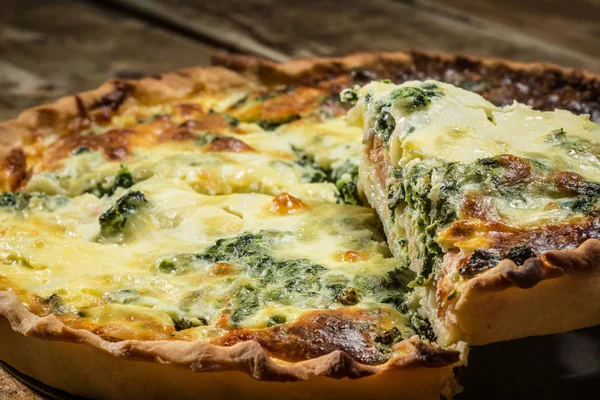 Gâteau français traditionnel. quiche avec chard en blanc. Fond en bois foncé. espace libre texte . — Photo