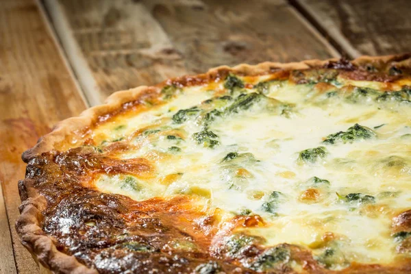 Quiche - tarte à la viande au poulet, brocoli et fromage — Photo