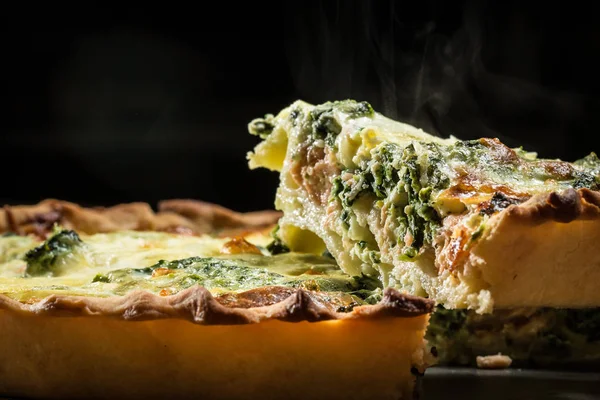 Tarta con espinacas y queso feta, comida —  Fotos de Stock