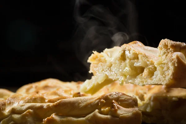 Slice of freshly baked apple pie on metal plate, closeup — Stock Photo, Image