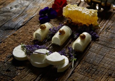 Peynir gelen tatlı bir atıştırma. Şarap ve romantik, peynir Şarküteri gıda. Menü tasarımı yatay. Film etkisi.