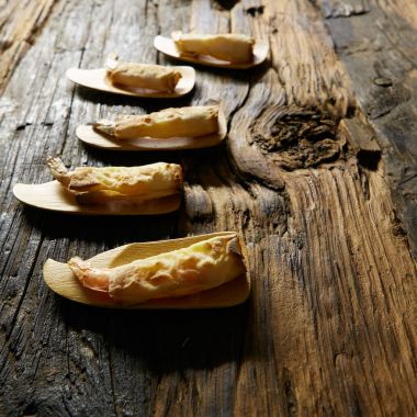 bir tabakta taze ızgara karides