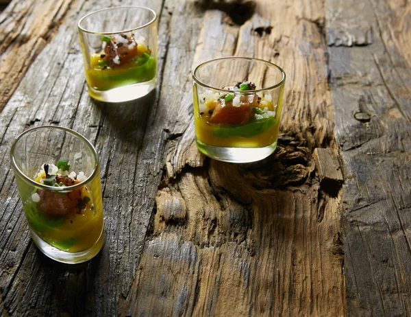 Snack van zalm en puree van avocado in een glas. Film effect — Stockfoto