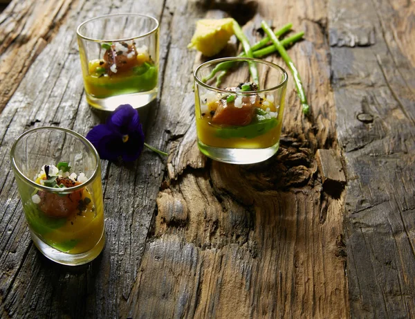 Snack aus Lachs und Püree aus Avocado im Glas. Filmeffekt — Stockfoto