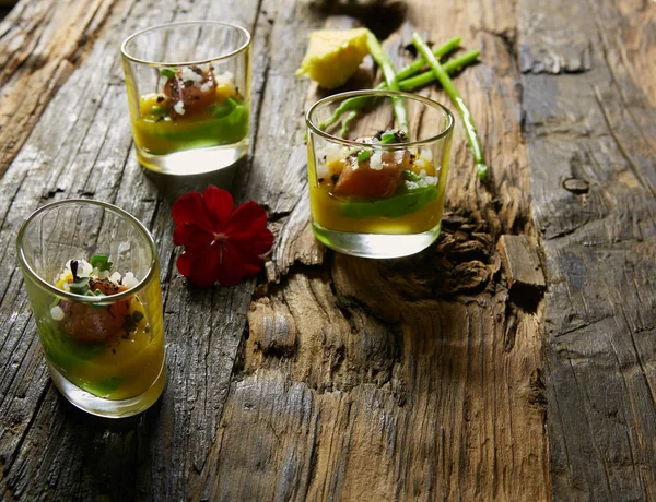 Snack aus Lachs und Püree aus Avocado im Glas. Filmeffekt — Stockfoto