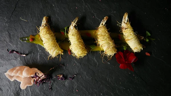 Shrimp fried in rice noodles. Snack from shrimps. High kitchen. Film effect. — Stock Photo, Image