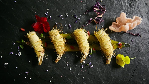 Garnalen gebakken in rijstnoedels. Snack van garnalen. Hoge keuken. Film effect. — Stockfoto