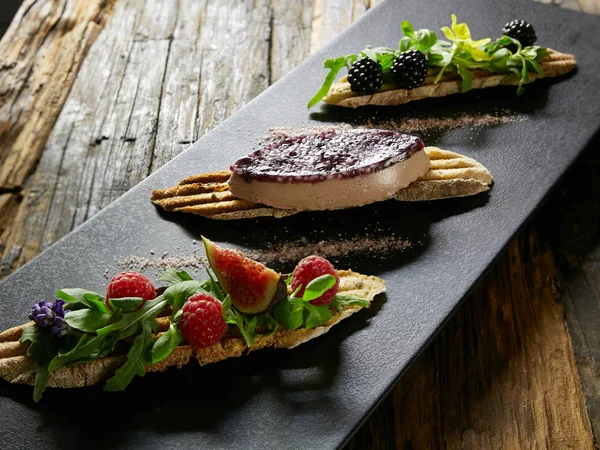 Drie gedeelten van zelfgemaakte dessert verse bessen op een houten achtergrond — Stockfoto