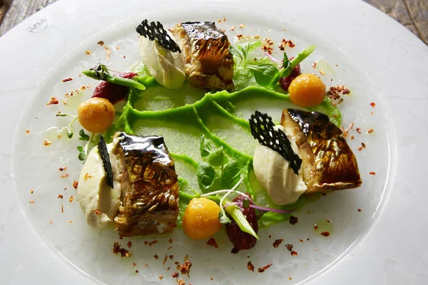 Gegrilde voedsel. Gegrilde vis met cantharellen met Groenen. — Stockfoto