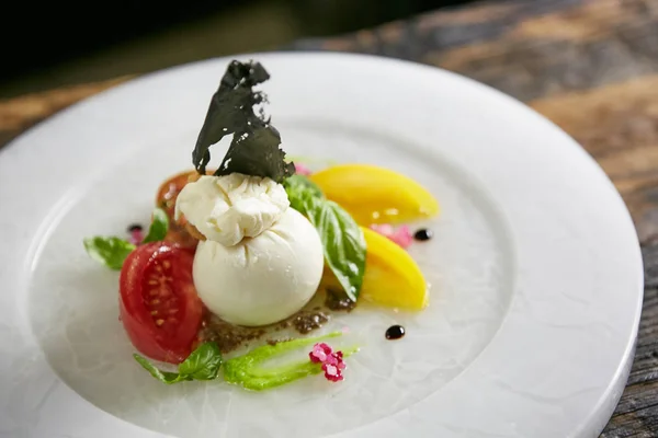 Burrata - Italiaanse kaas, die een uitstekende combinatie van mozzarella en room is. De naam komt van het woord burro, wat betekent dat boter. Elke bal is een zak van mozzarella gevuld met vulling. — Stockfoto