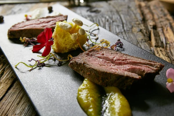 Roastbeef in Scheiben. — Stockfoto