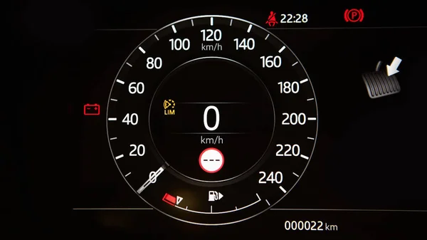 Moderne auto snelheidsmeter. Close-up shot van het dashboard van een auto. — Stockfoto