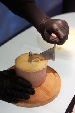 Özel peynir bıçaklar. Girolle kazıyıcı. Girolle, closeup peynir tıraş yapma