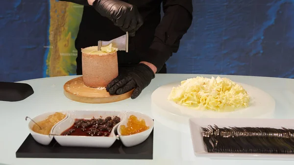 Özel peynir bıçaklar. Girolle kazıyıcı. Girolle, closeup peynir tıraş yapma — Stok fotoğraf