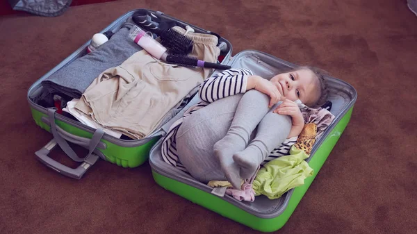 Aranyos kis gyermek belsejében egy nagy bőröndre. — Stock Fotó