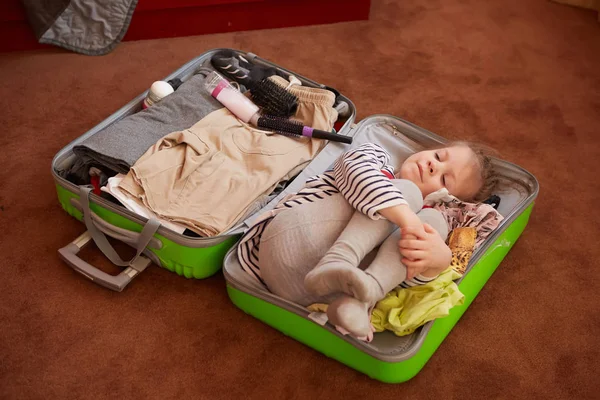 Мила маленька дитина всередині великої валізи . — стокове фото