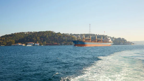 Uluslararası konteyner gemisinin lojistik ve taşımacılığı okyanusta alacakaranlık gökyüzünde, nakliye, nakliye — Stok fotoğraf