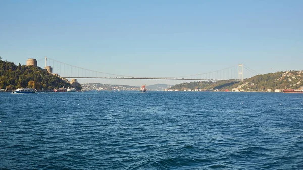 Castelo Rumeli e Ponte Fatih Sultan Mehmet em Istambul, Turquia — Fotografia de Stock