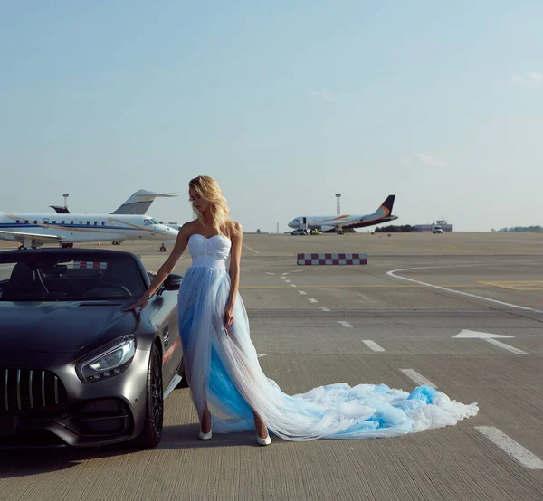 Kiev, Ucraina - 2 settembre 2017: L'elegante bella donna bionda in posa vicino a Mercedes Benz AMG GT 50 Edition auto sportive in aeroporto. Una nuova supercar 2017 progettata per celebrare il cinquantesimo anniversario — Foto Stock