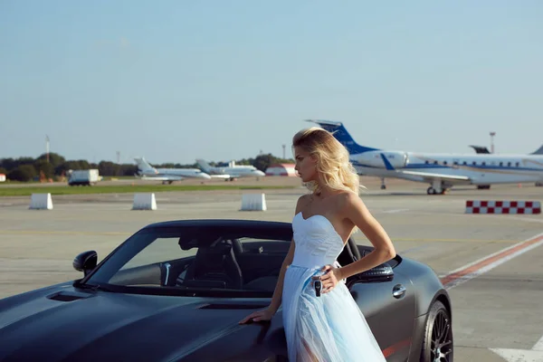 Kiev, Ucraina - 2 settembre 2017: L'elegante bella donna bionda in posa vicino a Mercedes Benz AMG GT 50 Edition auto sportive in aeroporto. Una nuova supercar 2017 progettata per celebrare il cinquantesimo anniversario — Foto Stock