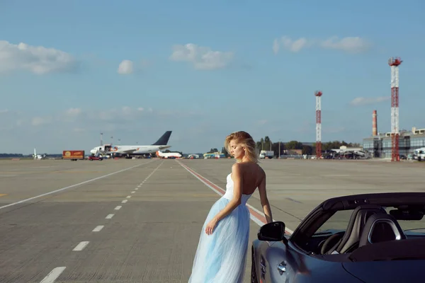 Kiev, Ucraina - 2 septembrie 2017: elegant blonda frumoasa femeie pozand langa Mercedes Benz AMG GT 50 Edition masina sport in aeroport. Un nou supercar 2017 conceput pentru a sărbători 50 de ani — Fotografie, imagine de stoc