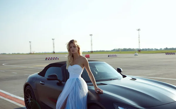 Κίεβο, Ουκρανία - 2 Σεπτεμβρίου 2017: Η κομψή ξανθιά όμορφη γυναίκα ποζάρουν κοντά Mercedes Benz Amg Gt 50 Edition σπορ αυτοκίνητο στο αεροδρόμιο. Ένα νέο supercar 2017 σχεδιασμένο για να γιορτάσει την 50η επέτειο — Φωτογραφία Αρχείου