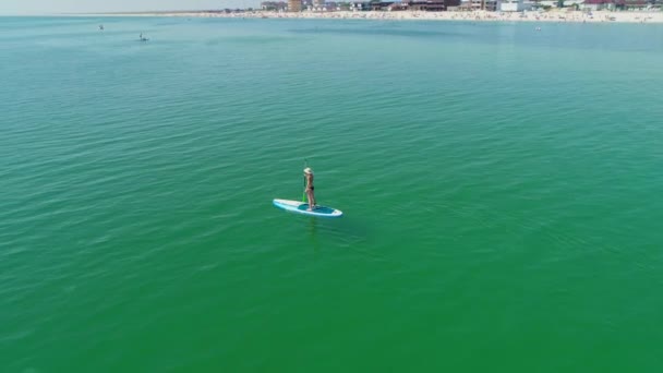 Mujer atractiva en Stand Up Paddle Board, SUP, Océano Tropical — Vídeos de Stock