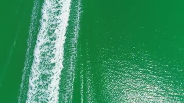 Flugdrohne verfolgt Bananenboot voller Menschen, die Spaß im grünen Meer haben — Stockvideo