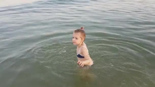 Pequeño niño divertirse para jugar en la playa . — Vídeos de Stock