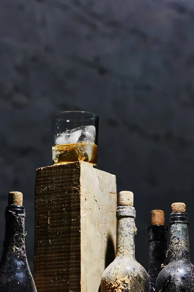Copo de uísque com gelo na velha barra de madeira — Fotografia de Stock