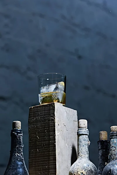 Copo de uísque com gelo na velha barra de madeira — Fotografia de Stock