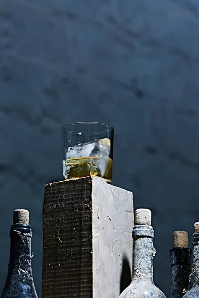 Vaso de whisky con hielo en la vieja barra de madera — Foto de Stock