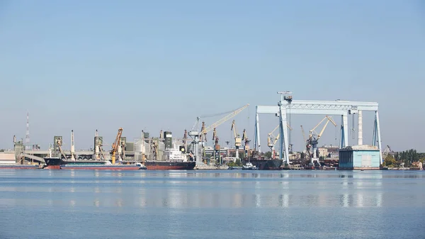 Průmyslové oblasti loděnice pro stavbu lodí. — Stock fotografie