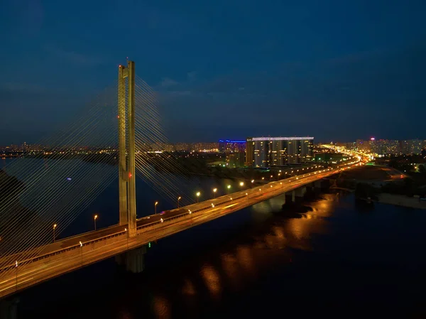 Automobiel- en spoorweg-brug in Kiev, de hoofdstad van Oekraïne. Brug bij zonsondergang over de rivier de Dnjepr. Kiev brug tegen de achtergrond van een prachtige zonsondergang in Kiev. Brug in de avondzon — Stockfoto