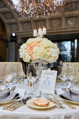 Lüks, zarif düğün resepsiyon masası düzenlemesi.