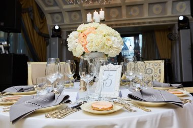 Lüks, zarif düğün resepsiyon masası düzenlemesi.