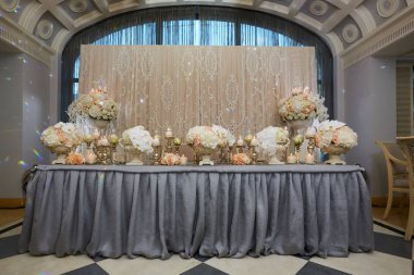 Lüks, zarif düğün resepsiyon masası düzenlemesi, çiçek süsü.