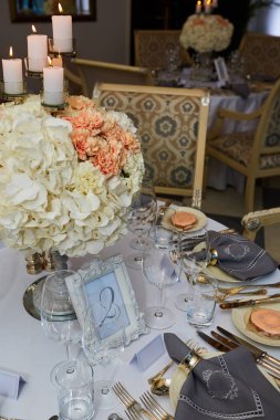 Lüks, zarif düğün resepsiyon masası düzenlemesi.