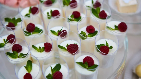 糖果酒吧婚礼，糖果自助餐，在婚礼上的美味糖果酒吧。. — 图库照片