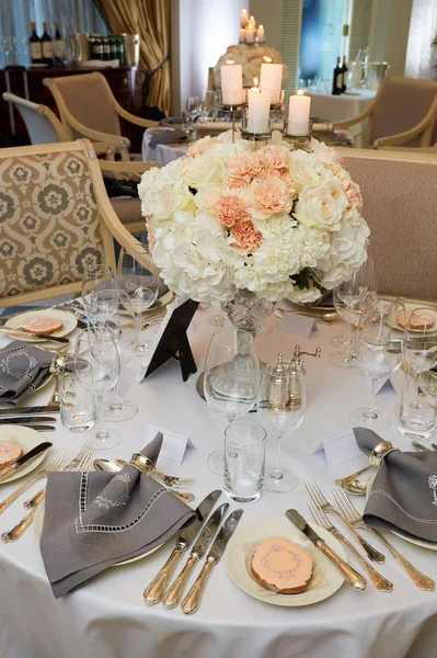 El lujoso y elegante arreglo de mesa de recepción de boda . — Foto de Stock